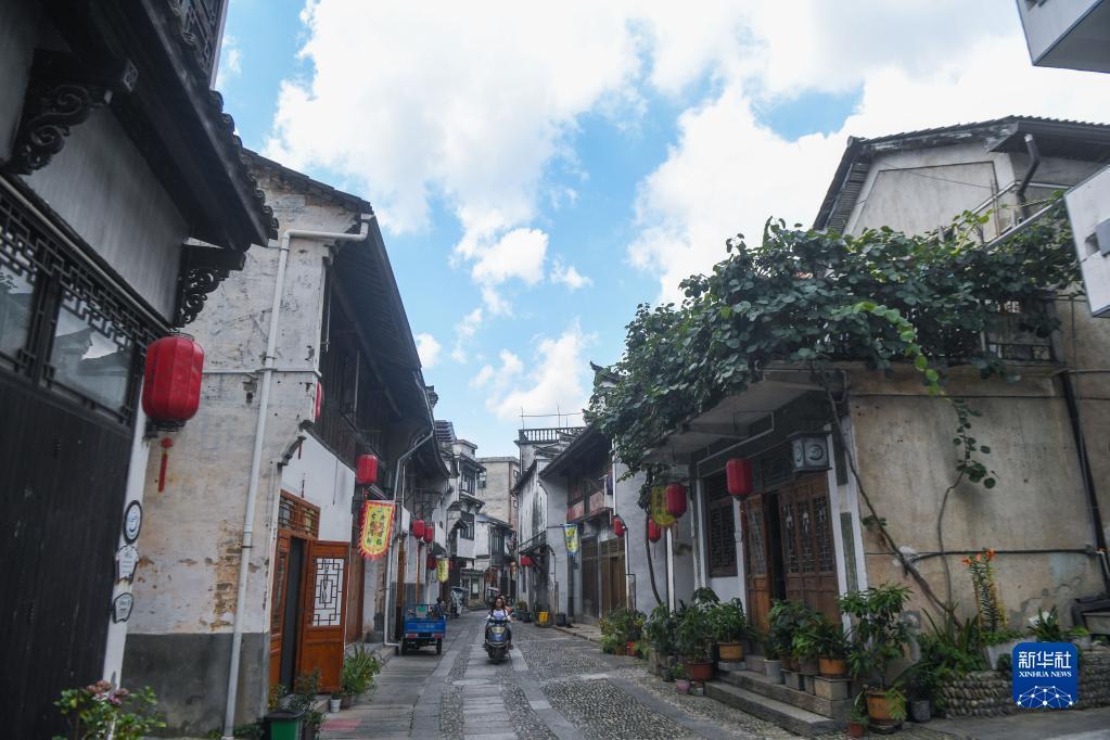 男子购500余枚礼花弹藏地下,改造发射管时爆炸获刑